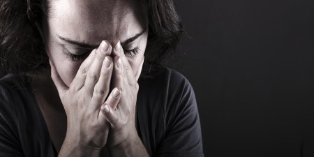 Женщина плачет