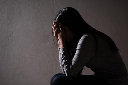 Женщина грустная