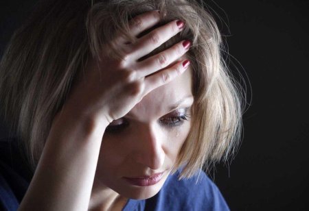 Женщина грустная