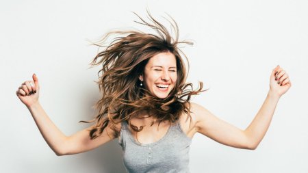 Девушка счастлива