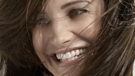 Красивая девушка смеется