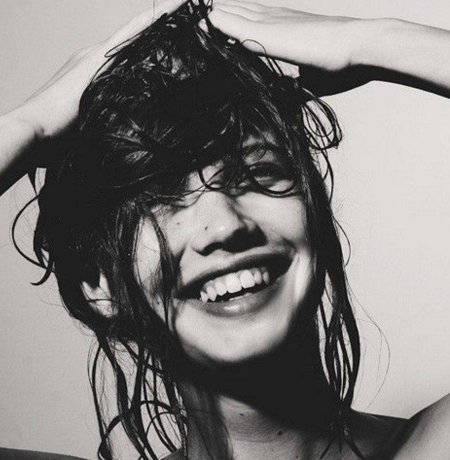 Смеющаяся девушка