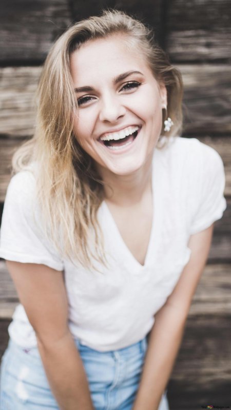 Улыбается девушка
