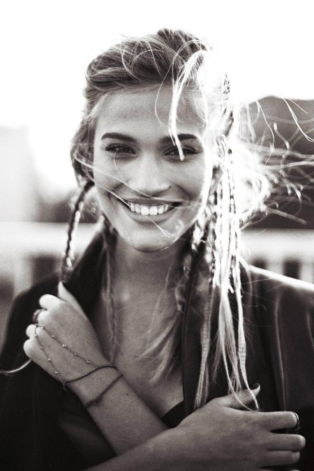 Смеющаяся девушка