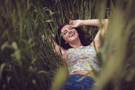 Девушка лежит на траве