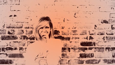 Девушка ржет