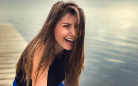 Смеющаяся девушка