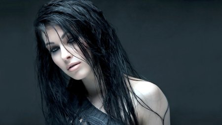 Черные волосы девушки
