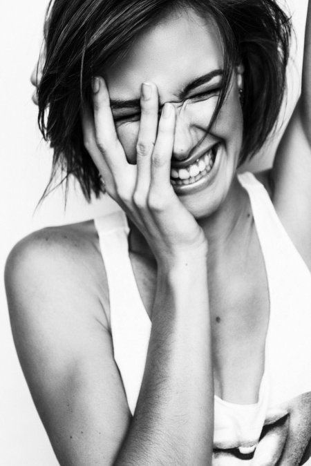 Смеющаяся девушка