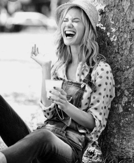 Смеющаяся девушка