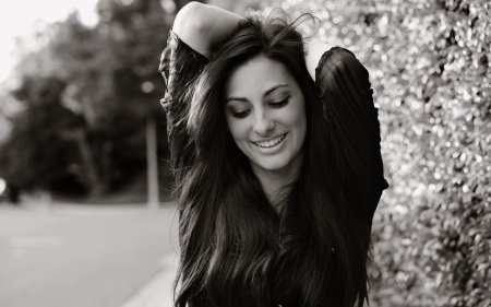 Девушка смеется брюнетка