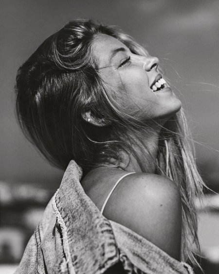 Смеющаяся девушка