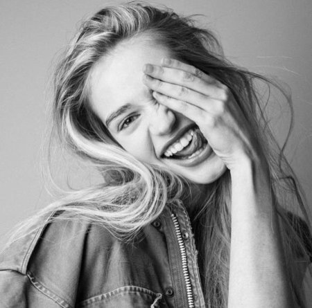 Смеющаяся девушка