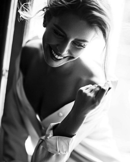 Девушка смеется