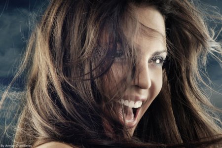 Смеющаяся девушка