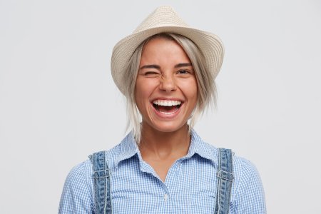 Улыбается девушка