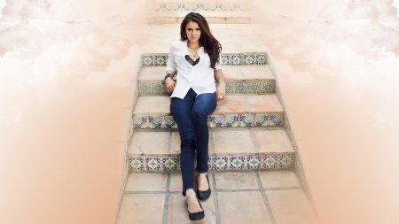 Девушка на лестнице