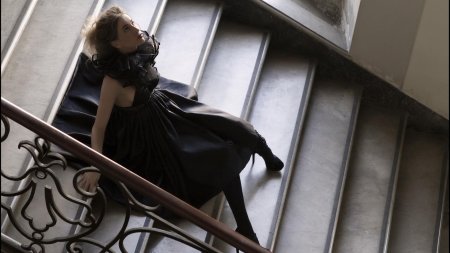 Девушка на лестнице