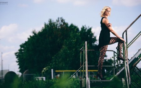 Девушка на лестнице