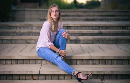 Девушка в джинсах