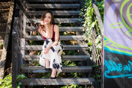 Девушка на лестнице