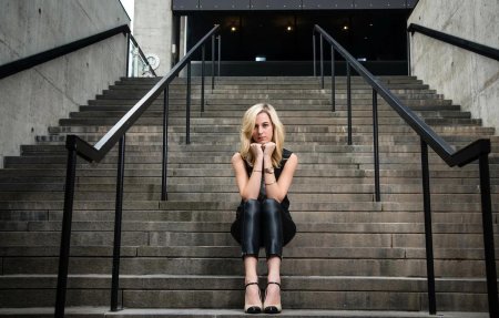 Девушка на лестнице