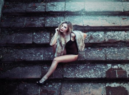 Девушка на ступеньках