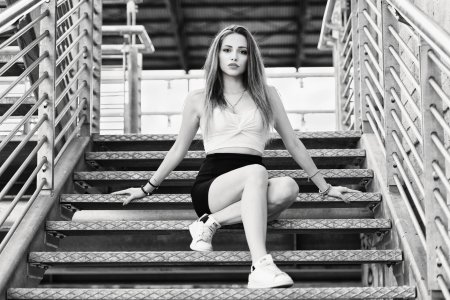 Девушка на лестнице