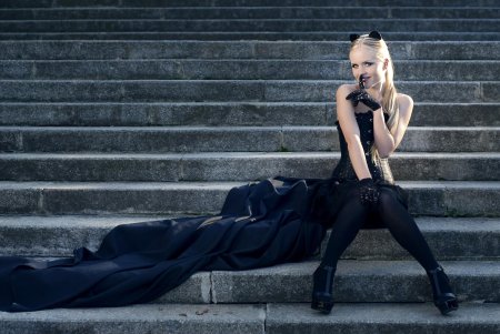 Блондинка в черном платье