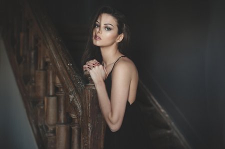 Женский портрет на лестнице