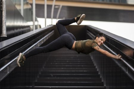 Девушка на лестнице