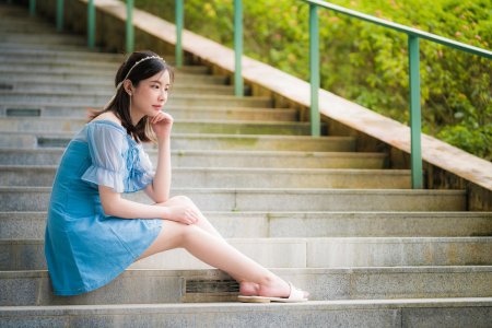 Девушка на лестнице в платье