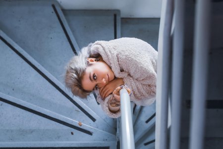 Девушка на лестнице