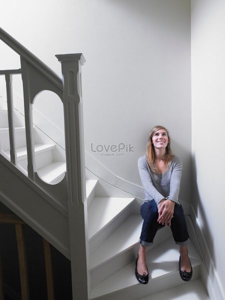 Девушки снизу на лестнице