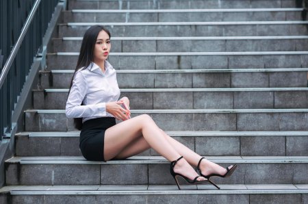 Девушка в юбках