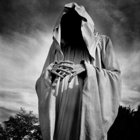 Фигура в капюшоне