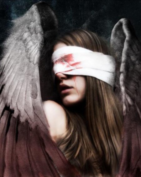 Девушка с повязкой на глазах