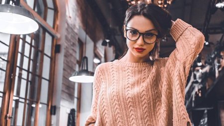 Девушка в свитере