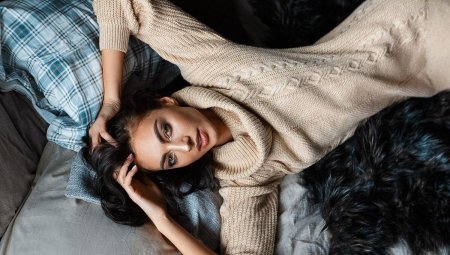 Связанные девушки в свитерах