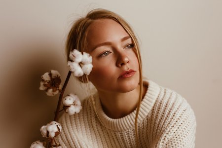 Девушка в свитере