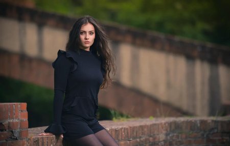 Девушка брюнетка