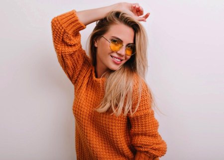 Девушка в оранжевом свитере