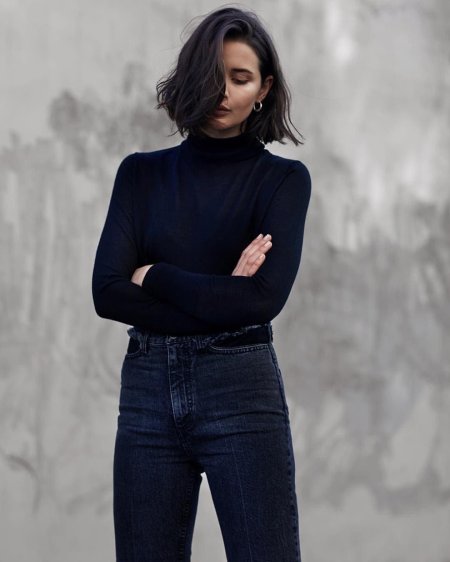 Девушка в черной водолазке