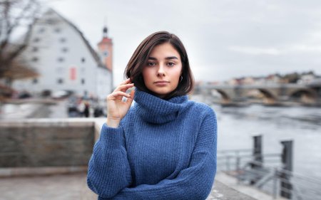 Девушка в свитере