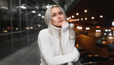 Девушка в белом свитере