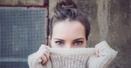 Девушки в свитере