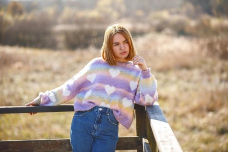 Девушка в свитере