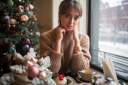 Девушка в свитере