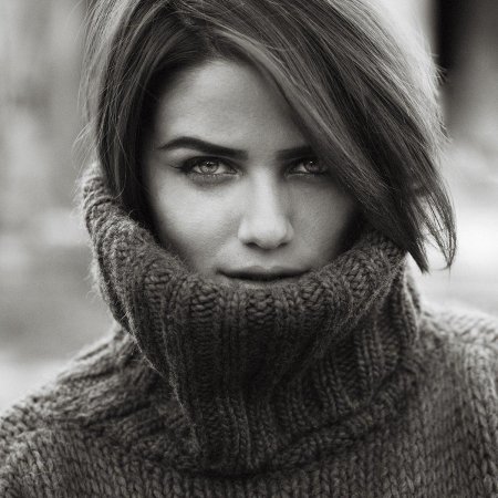 Красивая девушка в свитере