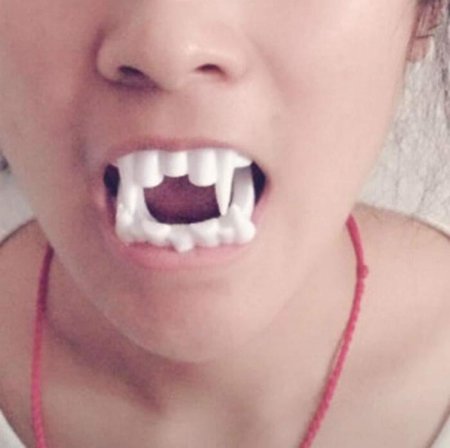 Пластиковые вампирские зубы